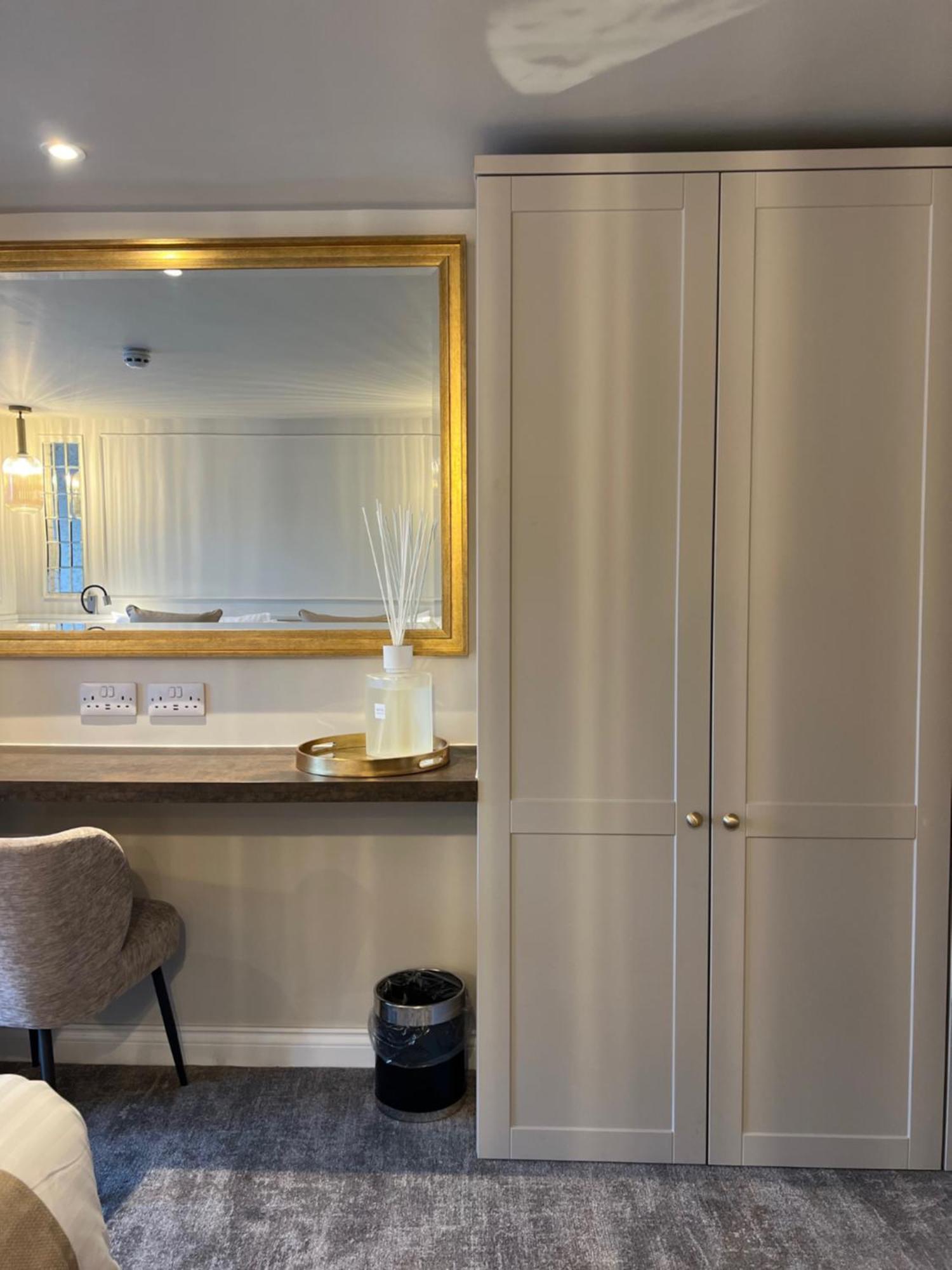 Number 3 Pier Road Suites Уитби Экстерьер фото