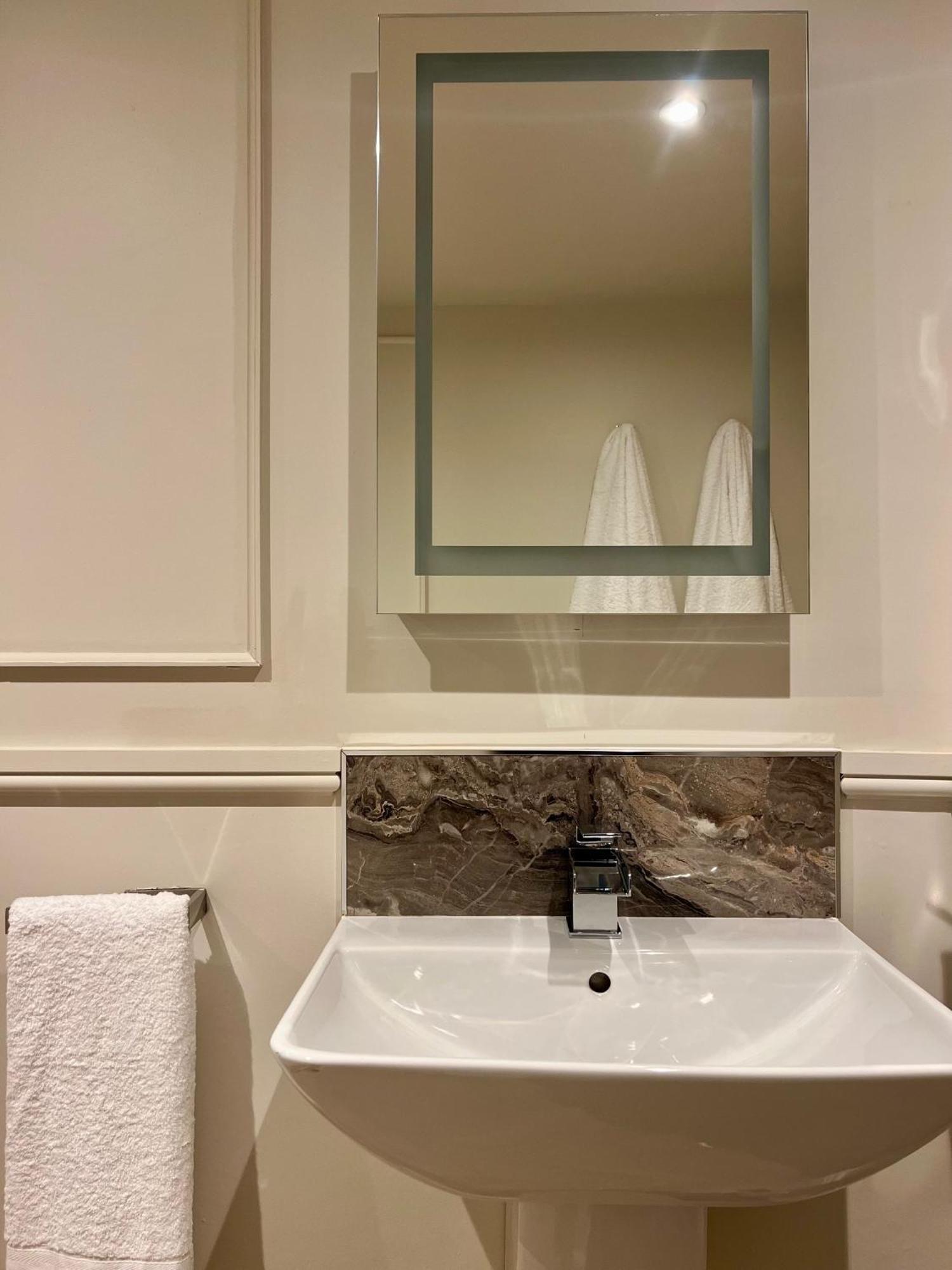 Number 3 Pier Road Suites Уитби Экстерьер фото