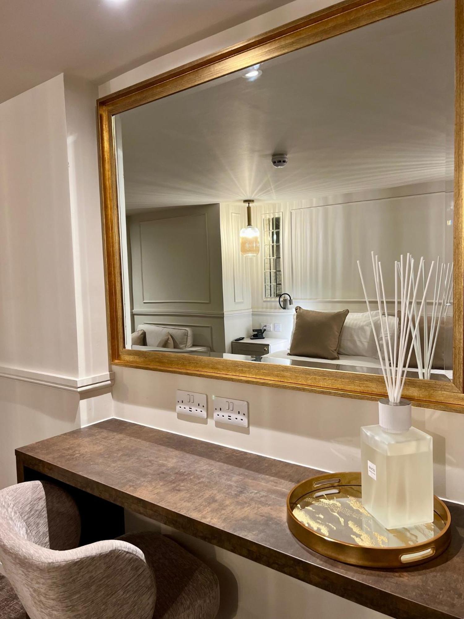 Number 3 Pier Road Suites Уитби Экстерьер фото