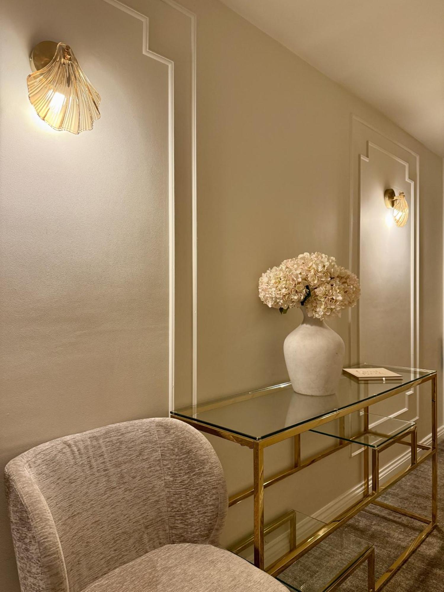 Number 3 Pier Road Suites Уитби Экстерьер фото
