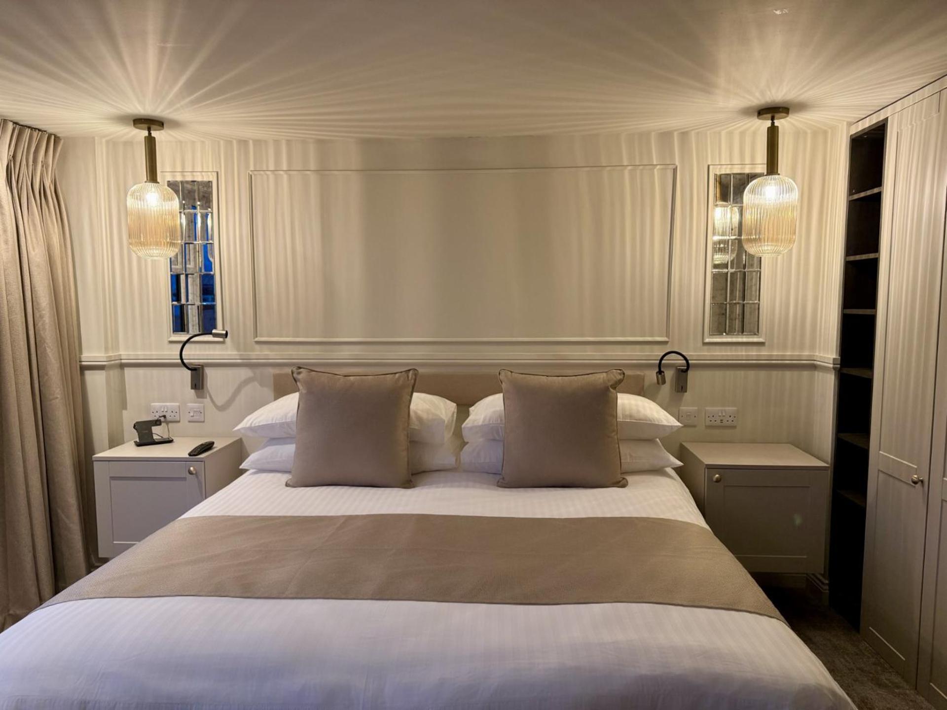 Number 3 Pier Road Suites Уитби Экстерьер фото