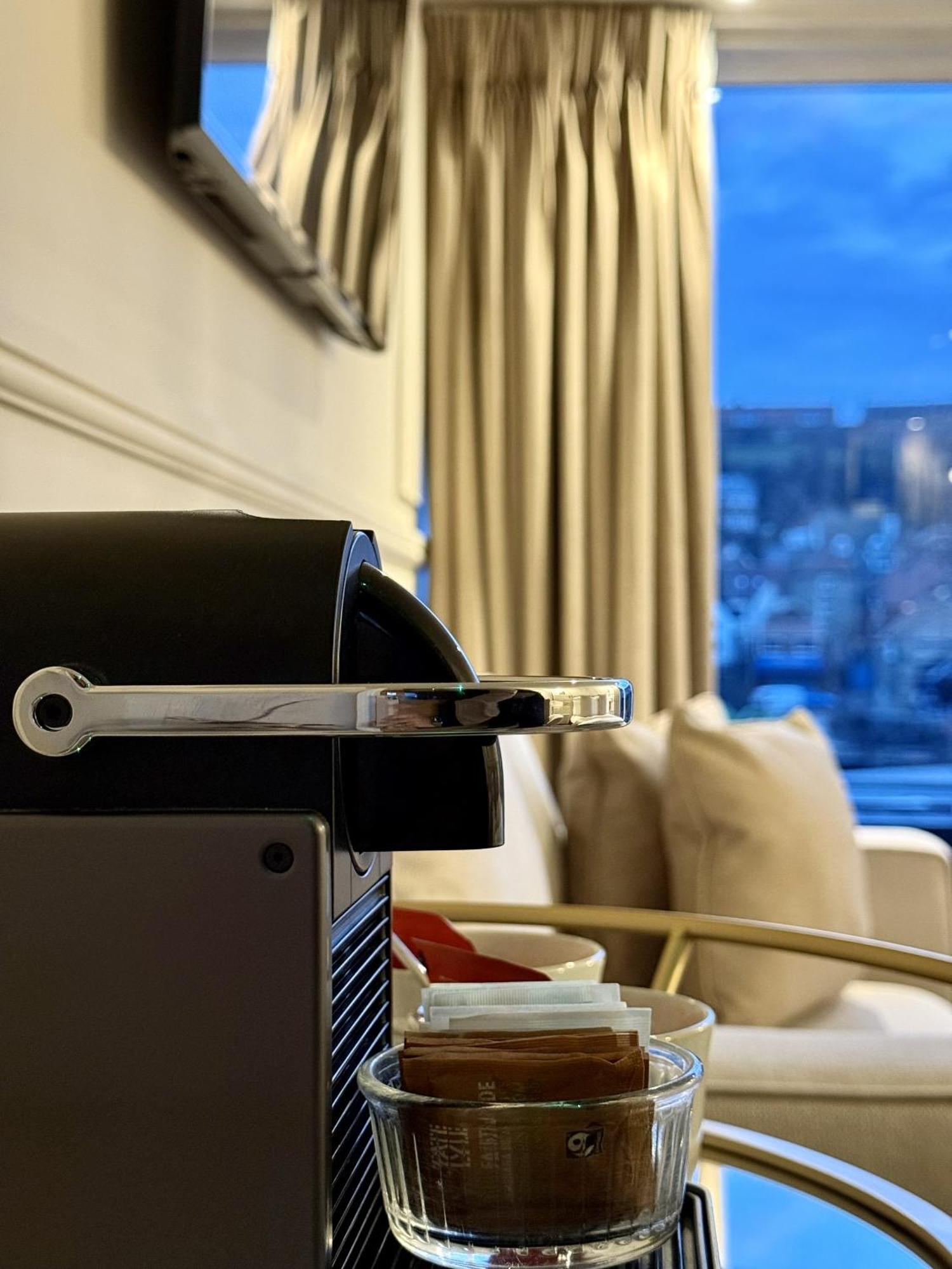 Number 3 Pier Road Suites Уитби Экстерьер фото